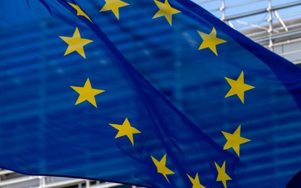 România primește 150 de milioane de euro pentru stocarea energiei electrice, sprijinită de Uniunea Europeană Comisia Europeană a aprobat recent o schemă de sprijin menită să accelereze dezvoltarea infrastructurii de stocare a energiei electricice în România, în contextul tranziției energetice și al obiectivelor UE privind reducerea emisiilor de carbon