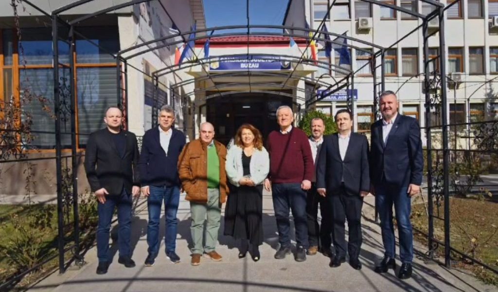 Experiența unui model de succes în sistemul medical, prezentată la Buzău pentru modernizarea serviciilor de sănătate La invitația președintelui Consiliului Județean Buzău, Marcel Ciolacu, managerul Spitalului Clinic Județean de Urgență Bihor, Gheorghe Carp, a petrecut două zile în urbea buzoiană pentru a împărtăși experiența sa în gestionarea unui consorțiu medical de succes, model care se dorește a fi adoptat și în județul Buzău