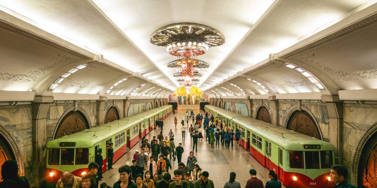 China anunță reluarea trenurilor de pasageri către Coreea de Nord, un pas esențial în redeschiderea conexiunilor bilaterale După aproape trei ani de întrerupere cauzată de pandemia de COVID-19, China a confirmat reluarea serviciilor de tren între Beijing și Phenian, marcând un pas semnificativ în normalizarea relațiilor și în reluarea schimburilor economice și culturale dintre cele două țări
