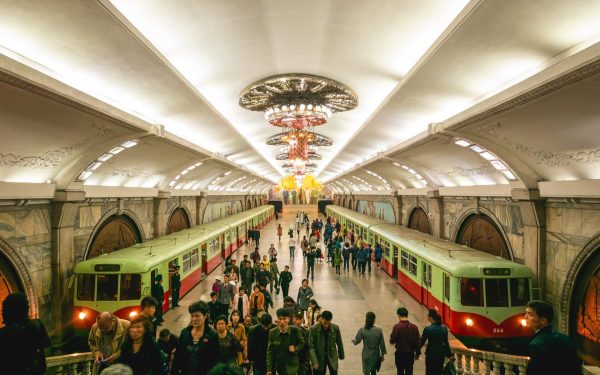 China anunță reluarea trenurilor de pasageri către Coreea de Nord, un pas esențial în redeschiderea conexiunilor bilaterale După aproape trei ani de întrerupere cauzată de pandemia de COVID-19, China a confirmat reluarea serviciilor de tren între Beijing și Phenian, marcând un pas semnificativ în normalizarea relațiilor și în reluarea schimburilor economice și culturale dintre cele două țări