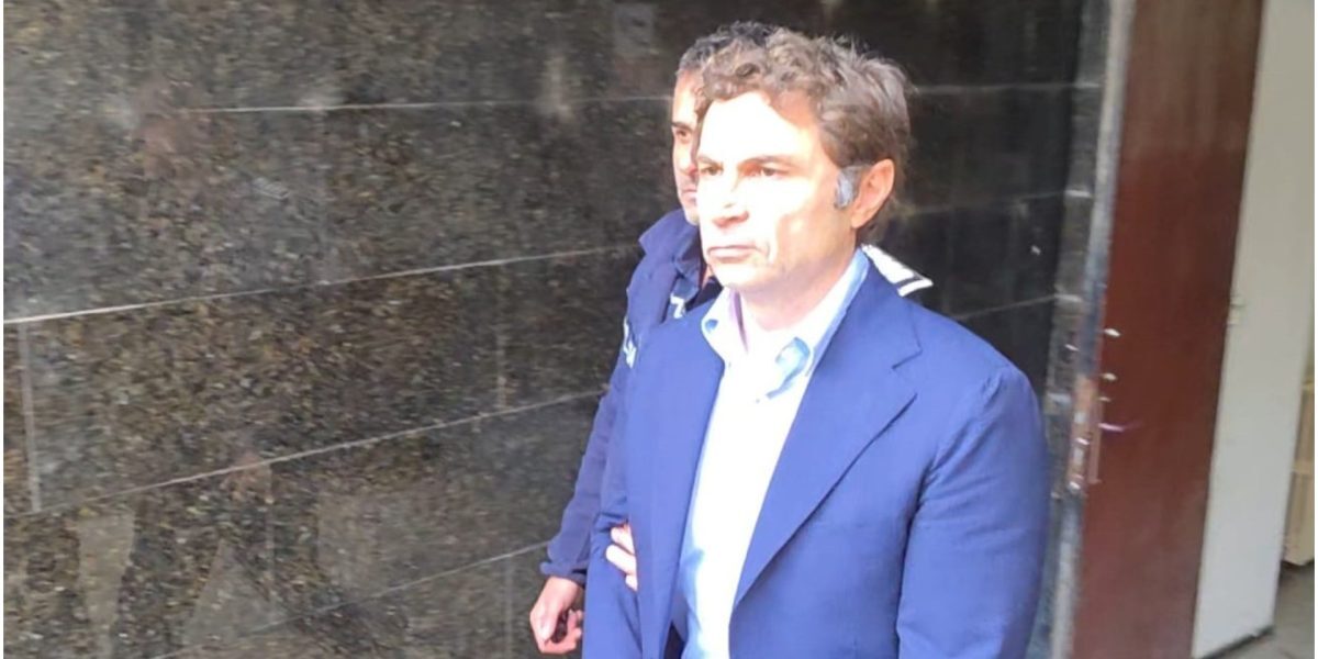 Cristian Radu, fostul primar al Mangaliei, scapă de arestul preventiv și se află acum în arest la domiciliu După aproape șapte luni de detenție preventivă într-un dosar de corupție, Cristian Radu, fostul edil al orașului Mangalia, a primit o veste recalibrată juridic: instanța a decis plasarea sa în arest la domiciliu, respingând măsura mai dură a arestului preventiv