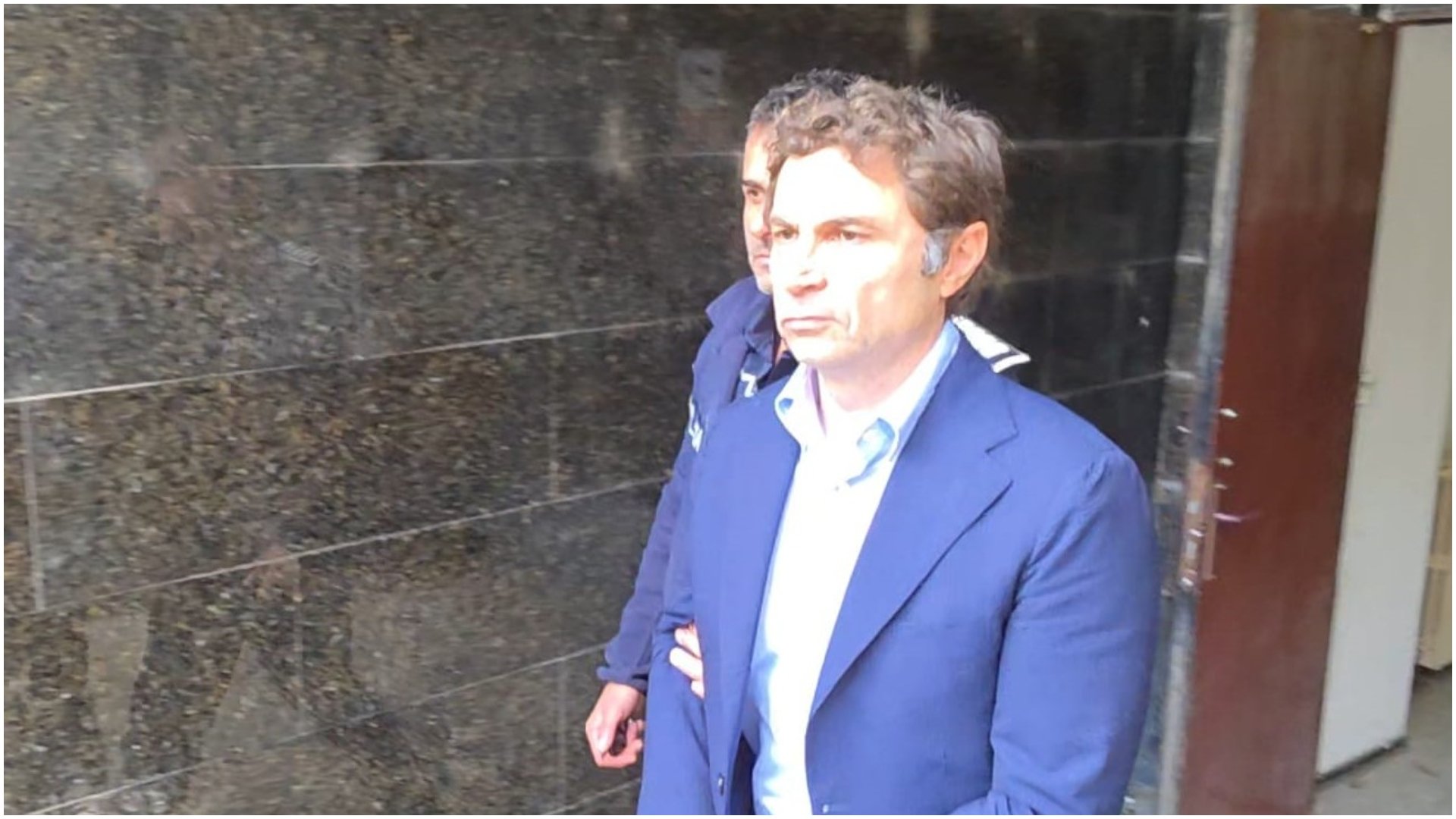 Cristian Radu, fostul primar al Mangaliei, scapă de arestul preventiv și se află acum în arest la domiciliu După aproape șapte luni de detenție preventivă într-un dosar de corupție, Cristian Radu, fostul edil al orașului Mangalia, a primit o veste recalibrată juridic: instanța a decis plasarea sa în arest la domiciliu, respingând măsura mai dură a arestului preventiv