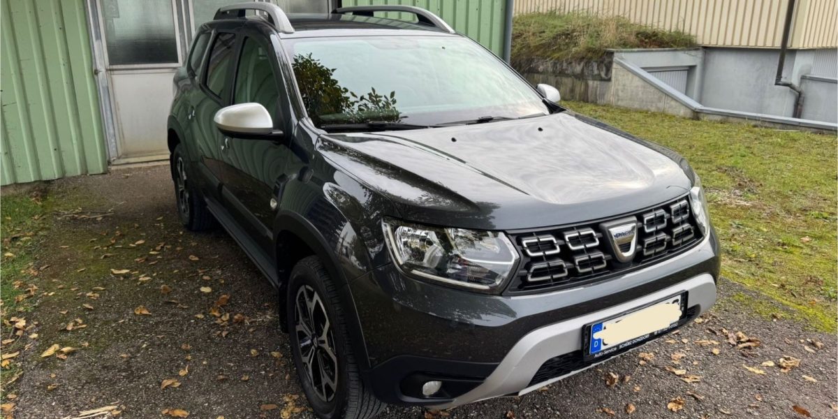 Dacia Duster, răspândită pe parcursul anilor în șoselele din România, este o alegere foarte populară pentru șoferii care doresc un vehicul de încredere, accesibil și adaptabil