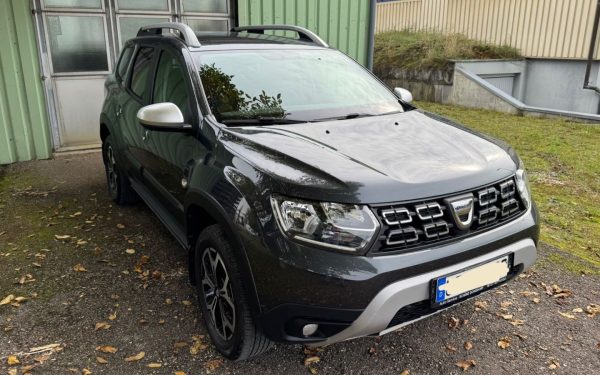 Dacia Duster, răspândită pe parcursul anilor în șoselele din România, este o alegere foarte populară pentru șoferii care doresc un vehicul de încredere, accesibil și adaptabil
