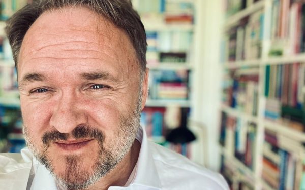 Comisia Europeană face apel la statele membre pentru reducerea rezervelor de gaze, în contextul tensiunii crescute pe piața energetică Uniunea Europeană își intensifică eforturile de stabilizare a pieței de energie în fața creșterii fără precedent a prețurilor la gazele naturale, cauzată de conflictele din Orientul Mijlociu și de perturbările globale ale aprovizionării