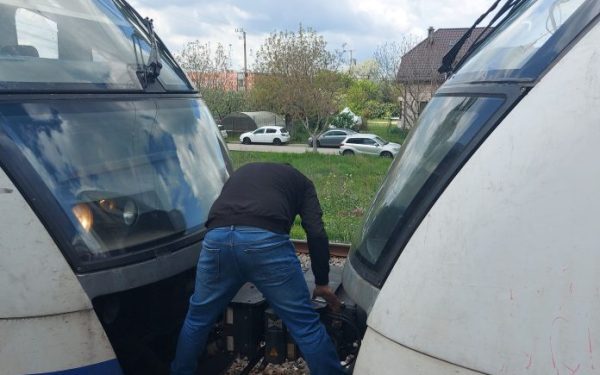 Un automotor al Companiei Naționale de Căi Ferate CFR Călători a suferit o defectiune sâmbătă dimineață, pe ruta dintre Aeroportul Internațional Henri Coandă și Gara de Nord din București, perturbând traficul feroviar de pe una dintre cele mai aglomerate rute din capitală