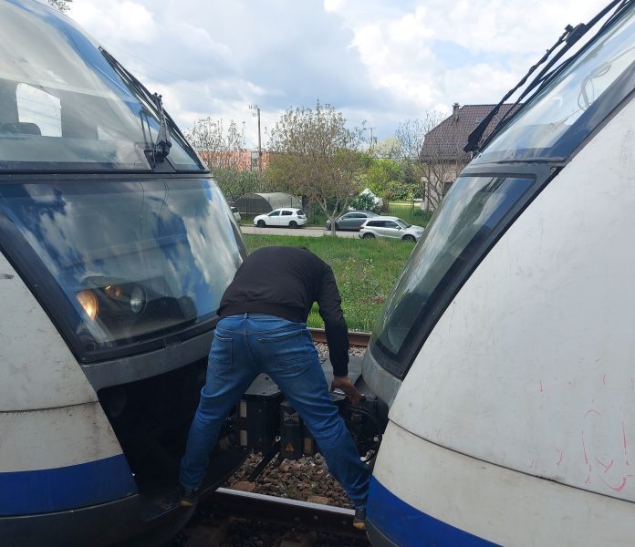 Un automotor al Companiei Naționale de Căi Ferate CFR Călători a suferit o defectiune sâmbătă dimineață, pe ruta dintre Aeroportul Internațional Henri Coandă și Gara de Nord din București, perturbând traficul feroviar de pe una dintre cele mai aglomerate rute din capitală