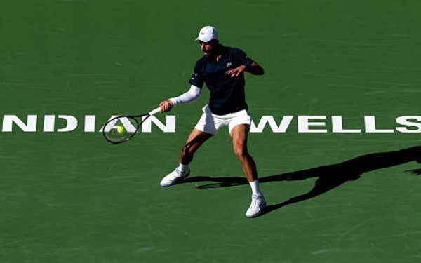Novak Djokovic a reușit să avanseze în turul al patrulea la Indian Wells după o evoluție tensionată și plină de dificultăți, în ciuda unui început de turneu dificil pentru el