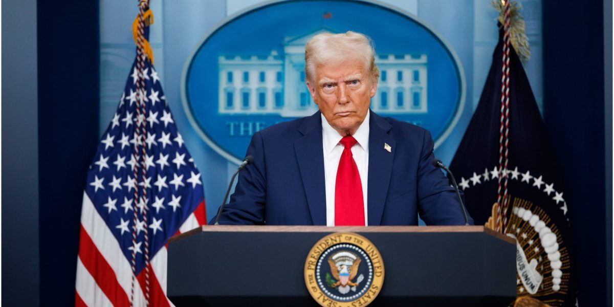 Președintele Donald Trump garantează finalul rapid al conflictului cu Iranul, în timp ce Teheranul își păstrează controlul asupra evoluției războiului Tensiunile dintre Statele Unite și Iran cresc în mod alarmant, în contextul unor declarații contradictorii din partea celor două părți
