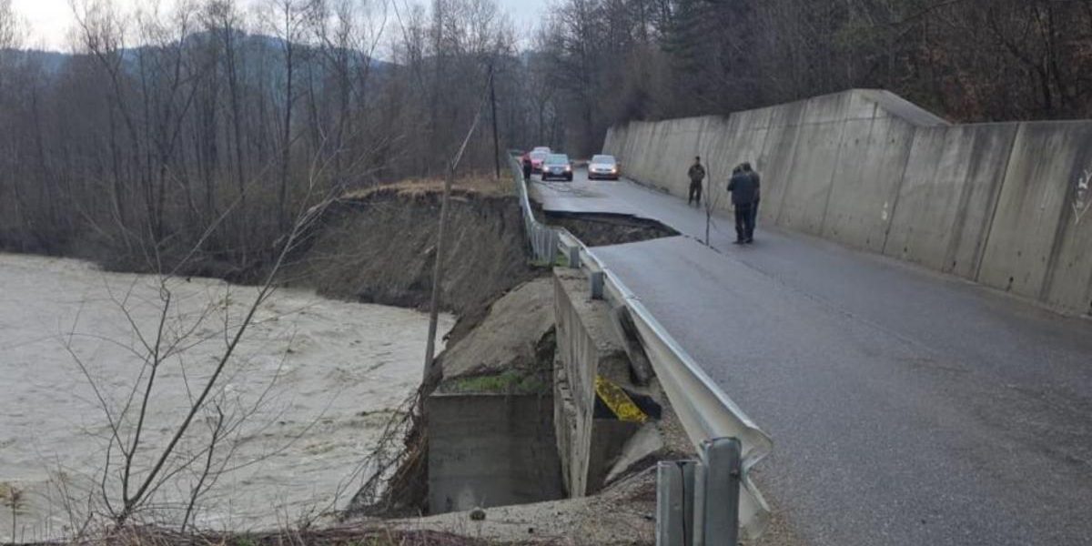 Circulația rutieră pe DJ 205D, în zona satului Prahuda din comuna Paltin, este restricționată luni din cauza unui incident grav cauzat de o alunecare de teren