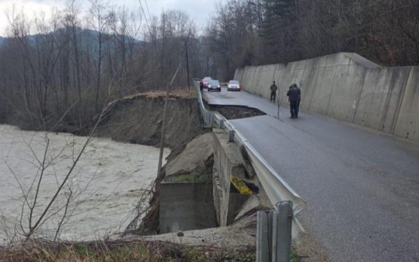 Circulația rutieră pe DJ 205D, în zona satului Prahuda din comuna Paltin, este restricționată luni din cauza unui incident grav cauzat de o alunecare de teren