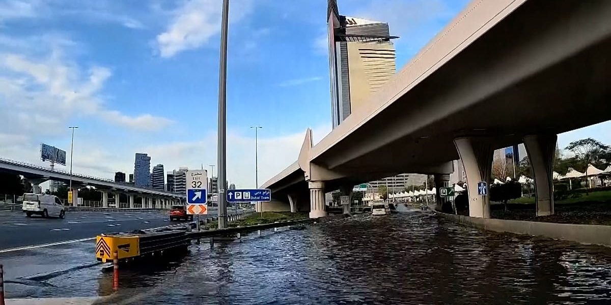 Dubaiul, orașul renumit pentru lux și tehnologie, s-a trezit vineri sub ploaie torențială, care a provocat inundații în mai multe zone alemetropolei