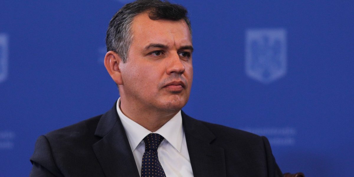 Lumea pare că se află pe marginea unei prăpăstii, iar României, în calitatea sa de membru NATO și partener strategic al SUA, i s-ar putea cere, în curând, să aleagă între aliații occidentali și o alianță cu Franța, care i-a extins recent o invitație surprinzătoare de a fi parte din sfera de influență nucleară a Parisului
