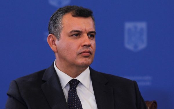 Lumea pare că se află pe marginea unei prăpăstii, iar României, în calitatea sa de membru NATO și partener strategic al SUA, i s-ar putea cere, în curând, să aleagă între aliații occidentali și o alianță cu Franța, care i-a extins recent o invitație surprinzătoare de a fi parte din sfera de influență nucleară a Parisului