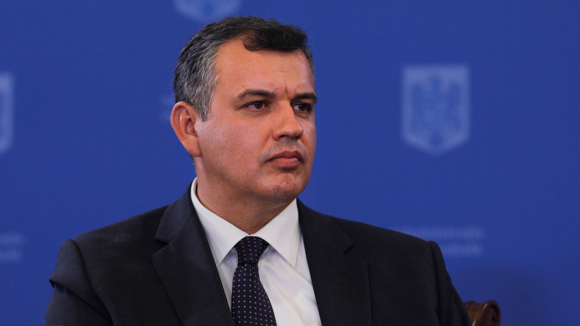 Lumea pare că se află pe marginea unei prăpăstii, iar României, în calitatea sa de membru NATO și partener strategic al SUA, i s-ar putea cere, în curând, să aleagă între aliații occidentali și o alianță cu Franța, care i-a extins recent o invitație surprinzătoare de a fi parte din sfera de influență nucleară a Parisului