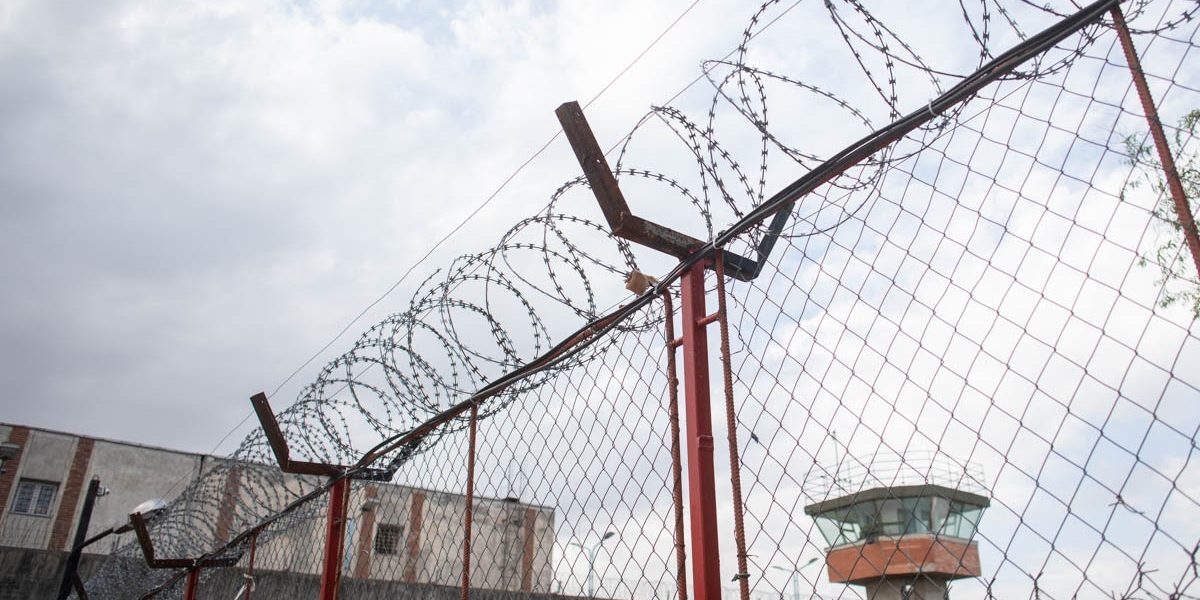 O avocată botoșăneană, în vârstă de 46 de ani, se află în centrul unei investigații penale amenințătoare, fiind suspectată de introducere ilegală a unui telefon mobil în Penitenciarul Botoșani și de facilitarea comunicării între deținuți și exterior