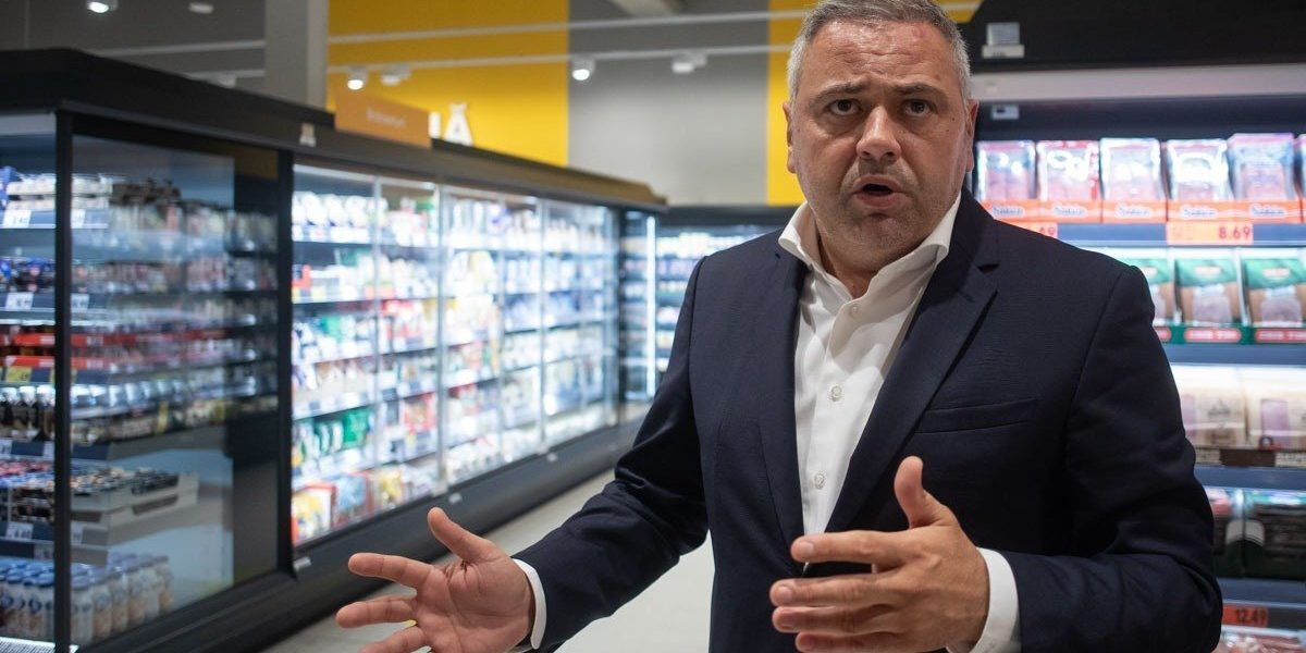 Fermierii români, în colaps sub presiunea lanțurilor de distribuție, și consumatorii, surniți de costuri în creștere, se află în centrul unui nou scandal legat de practicile din sectorul agroalimentar
