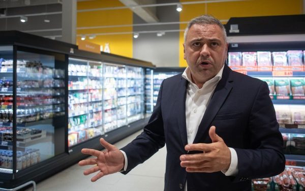 Fermierii români, în colaps sub presiunea lanțurilor de distribuție, și consumatorii, surniți de costuri în creștere, se află în centrul unui nou scandal legat de practicile din sectorul agroalimentar