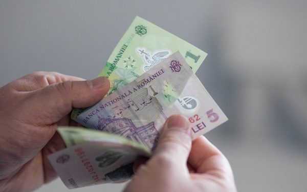 Ministerul Muncii propune majorări de venituri pentru pensionari și familiile vulnerabile în cadrul noului pachet de solidaritate Într-o declarație facută luni la Parlament, Florin Manole, ministrul Muncii, Familiei, Tineretului și Solidarității Sociale, a anunțat că amendamentul depus de Partidul Social Democrat (PSD) în cadrul proiectului de lege vizând pachetul de solidaritate are ca scop creșterea veniturilor pentru milioane de pensionari și pentru copiii proveniți din familii vulnerabile