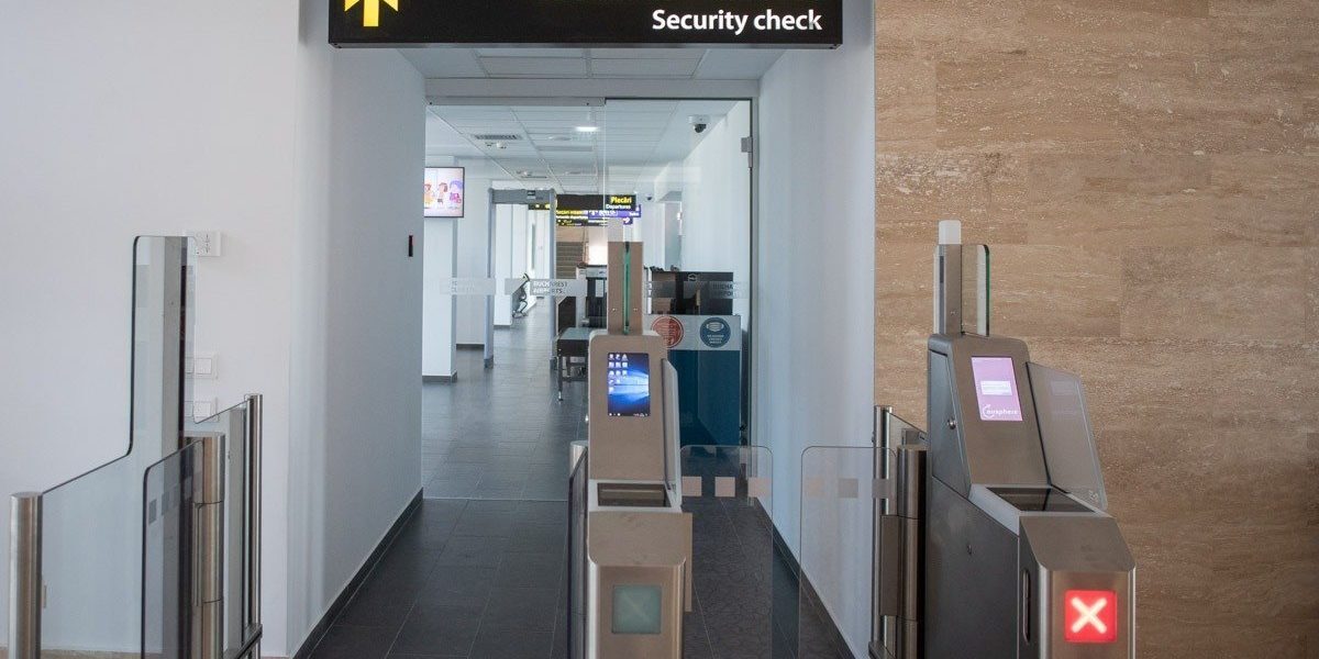 Pasagerii care și-au planificat recent plecarea de pe Aeroportul Henri Coandă sau de pe Aeroportul Băneasa pot duce acum în bagajul de mână lichide, aerosoli și geluri într-un mod mult mai facil