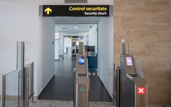 Pasagerii care și-au planificat recent plecarea de pe Aeroportul Henri Coandă sau de pe Aeroportul Băneasa pot duce acum în bagajul de mână lichide, aerosoli și geluri într-un mod mult mai facil