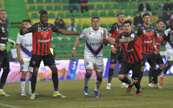 FC Argeș a scris vineri o pagină palpitantă în istoria recentă a Cupei României, reușind o calificare dramatică în semifinalele competiției după o victorie învingătoare cu 3-2 în fața formației Gloria Bistrița, într-un meci extrem de disputat și tensionat, disputat pe stadionul Orășenesc din Mioveni