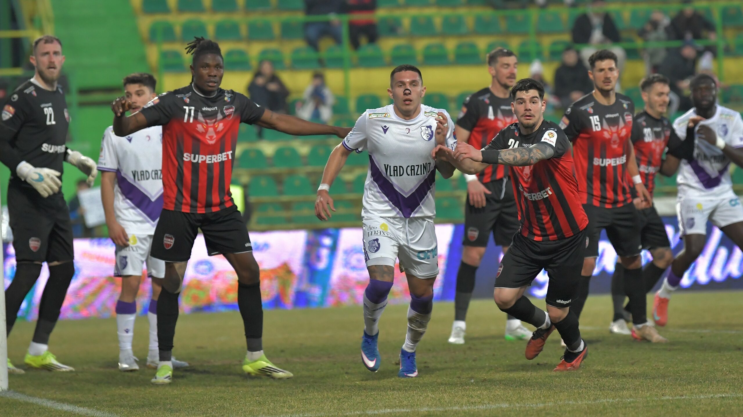 FC Argeș a scris vineri o pagină palpitantă în istoria recentă a Cupei României, reușind o calificare dramatică în semifinalele competiției după o victorie învingătoare cu 3-2 în fața formației Gloria Bistrița, într-un meci extrem de disputat și tensionat, disputat pe stadionul Orășenesc din Mioveni