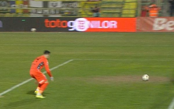 U Cluj ia lideratul în SuperLigă după o victorie la limită în fața FC Argeș U Cluj a urcat pe locul întâi în clasamentul SuperLigii României, după o victorie minimă, scor 1-0, în ultimul meci al etapei cu numărul 2 din play-off, impunându-se în confruntarea disputată la Mioveni