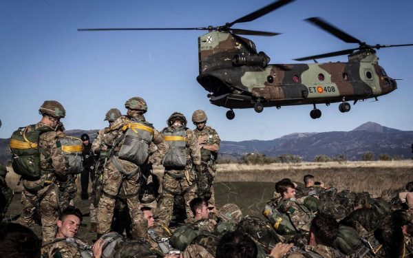 Guvernul Spaniol păstrează angajamentul de a aloca 2% din Produsul Intern Brut pentru cheltuieli de apărare în 2023, decizie ce survine într-un context internațional marcat de tensiuni crescute în Europa și de creșteri ale bugetelor militare în Europa Occidentală