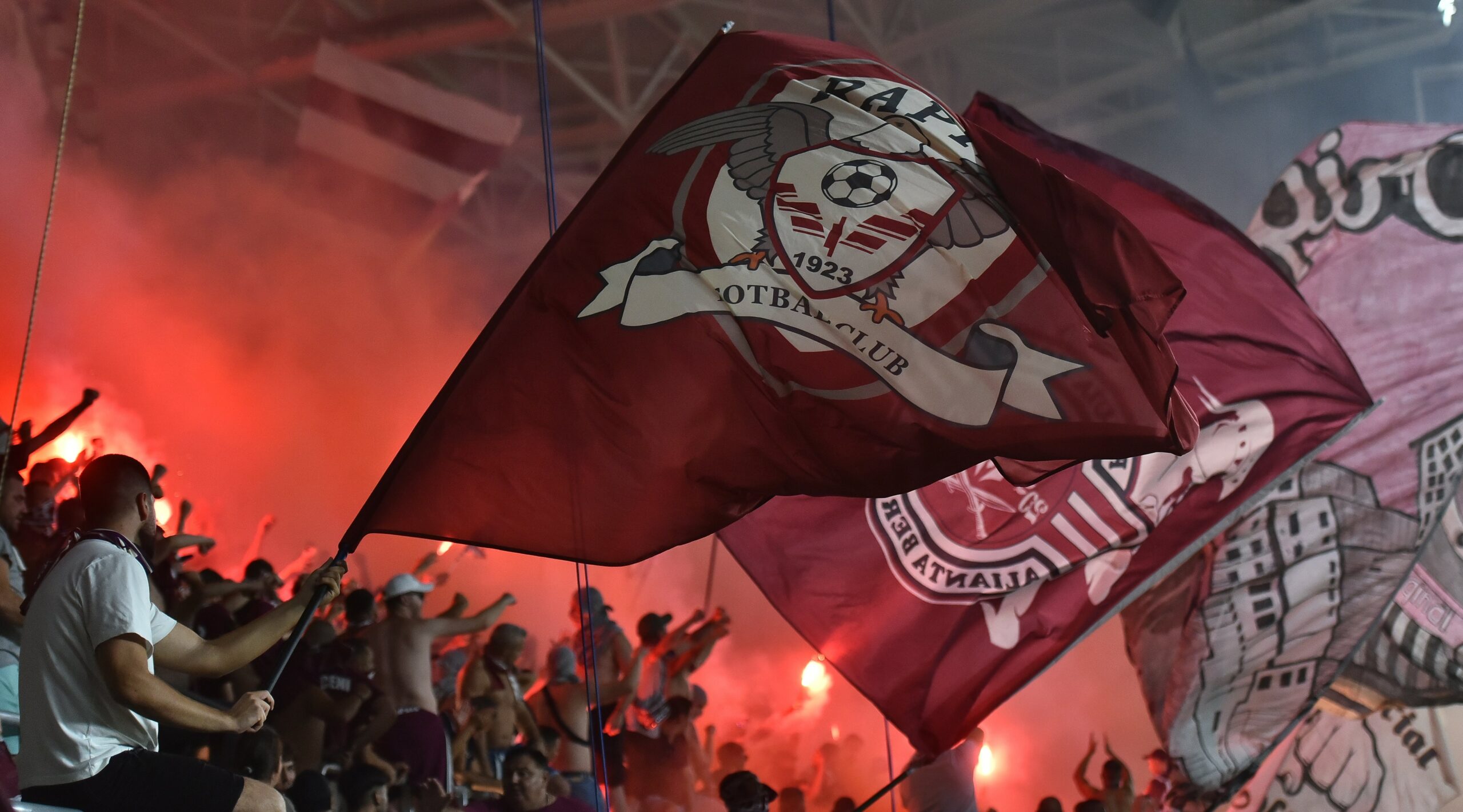 Gest macabru al fanilor Rapidului la adresa unui individ considerat vinovat pentru plecarea literală a legendarului Săpunaru din Giulești Fanii Rapidului au manifestat un gest șocant și plin de încărcătură emoțională, la doar câteva zile după tumultuosul divorț de Cristi Săpunaru, una dintre cele mai respectate figurile ale echipei din Giulești