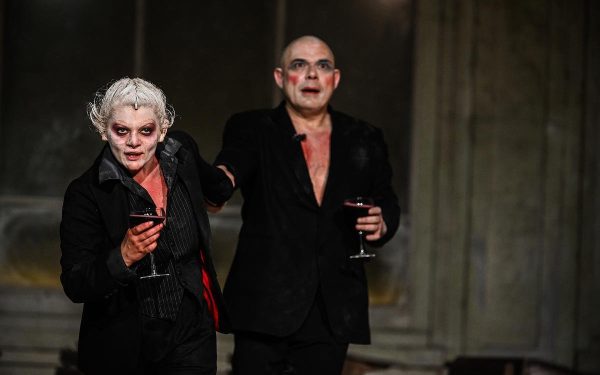 După mai bine de 18 ani și peste 300 de reprezentații, spectacolul „Faust” al Teatrului Radu Stanca din Sibiu continuă să atragă publicul și criticii deopotrivă, fiind unul dintre cele mai așteptate evenimente culturale ale anului