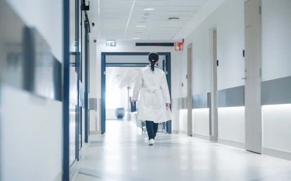 Personalul medical acordă sistemului un scor de 4,8 din 10