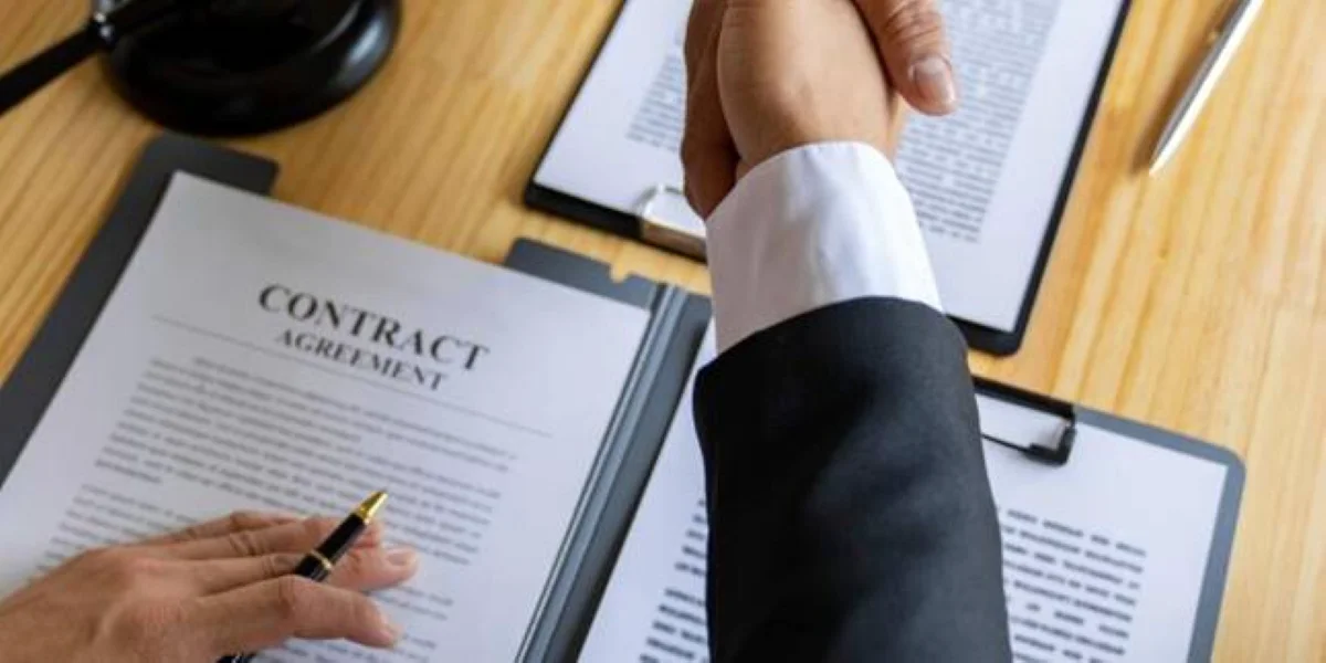 În lumea afacerilor, verificarea juridică a contractelor nu mai este doar o etapă formală, ci un proces esențial care poate influența semnificativ rezultatul unei tranzacții