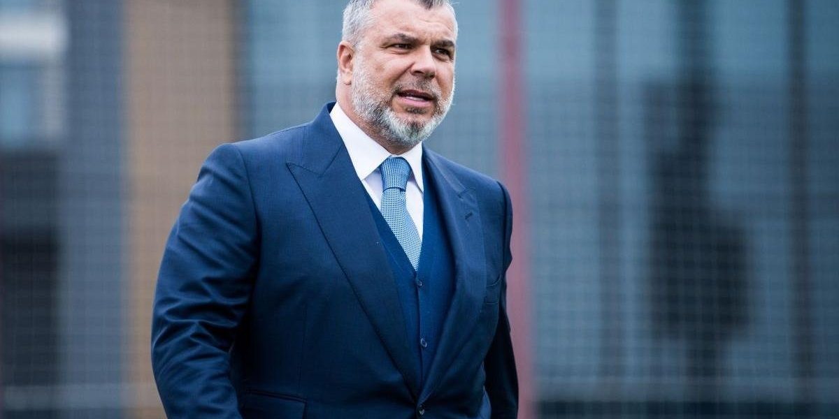 Cosmin Olăroiu a ajutat 10 elevi români blocați în Dubai