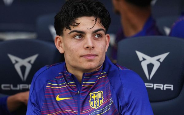 Noua speranță a Barcelonei: Xavi Espart debutează în Champions League la doar 18 ani Barcelona a trăit sâmbătă seară un moment memorabil în turul optimilor de finală ale Ligii Campionilor, când tânărul Xavi Espart și-a făcut debutul în primul său meci oficial pentru “FCB”