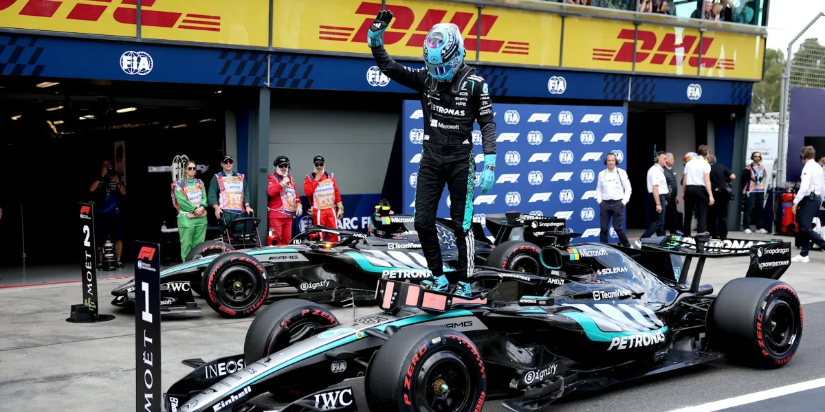 George Russell a cucerit pole-position în Australia, în ciuda incidentului surpriză al lui Max Verstappen Pole-positionul pentru prima cursă a sezonului Formula 1 de pe circuitul stradal Albert Park a fost adjudecat de către pilotul Mercedes, George Russell, care a reușit să devanseze astfel nume grele precum Kimi Antonelli și Isack Hadjar