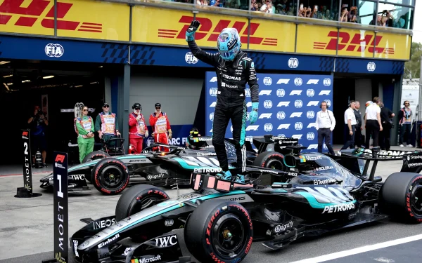 George Russell a cucerit pole-position în Australia, în ciuda incidentului surpriză al lui Max Verstappen Pole-positionul pentru prima cursă a sezonului Formula 1 de pe circuitul stradal Albert Park a fost adjudecat de către pilotul Mercedes, George Russell, care a reușit să devanseze astfel nume grele precum Kimi Antonelli și Isack Hadjar