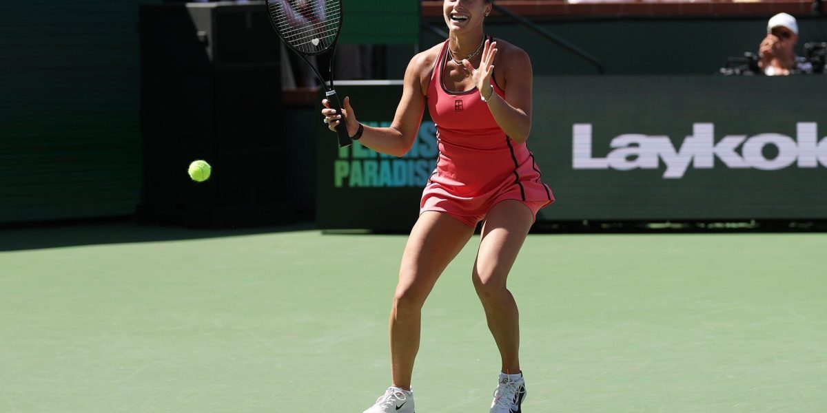 Aryna Sabalenka câștigă primul titlu la Indian Wells după o finală dramatică împotriva Elenei Rybakina Aryna Sabalenka, numărul unu mondial, și-a adăugat în palmares primul titlu la BNP Paribas Open, după o finală plină de suspans împotriva rivalei sale, Elena Rybakina