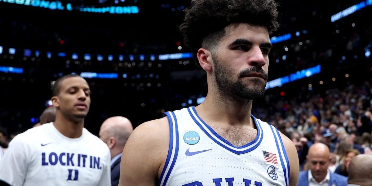 Dramă la Capitol, un sfârșit șocant pentru Duke în ultima secundă a meciului din Elite Eight Duke a suferit o umilință dureroasă, după una dintre cele mai nesăbuite înfrângeri din istoria NCAA, după ce a condus cu 19 puncte în timpul meciului contra UConn, dar a pierdut în ultimele secunde cu scorul de 73-72