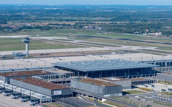Aeroportul Internațional Berlin-Brandenburg a anunțat în mod oficial că nu vor avea loc zboruri miercuri, 18 martie 2026, din cauza unei greve declanșate de sindicatul Verdi