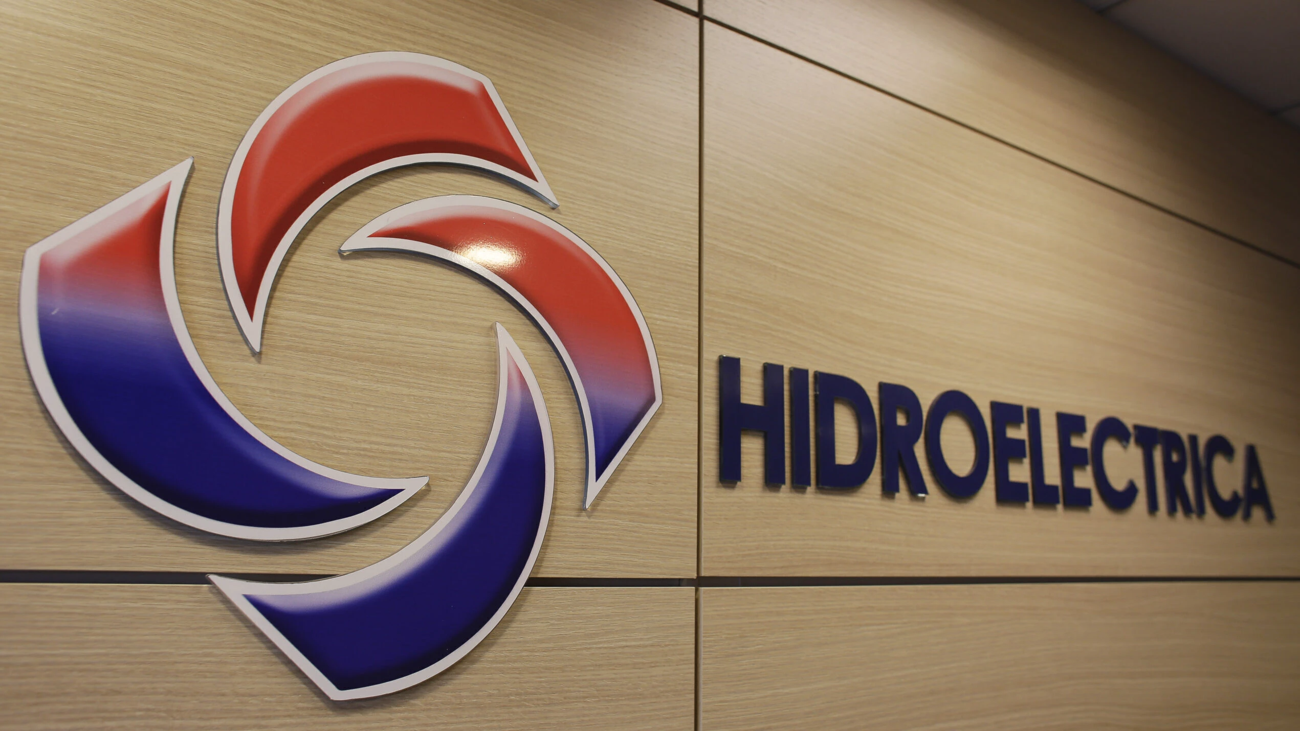 Hidroelectrica dezminte asocierea platformei „Hidroelectrica Edge” cu activitatea oficială a companiei, atrăgând atenția asupra utilizării abuzive a identității sale în mediul online În ultimele zile, compania Hidroelectrica a emis un comunicat oficial prin care atrage atenția asupra apariției unor înșelătorii și utilizării neautorizate a numelui său, în special în mediul digital