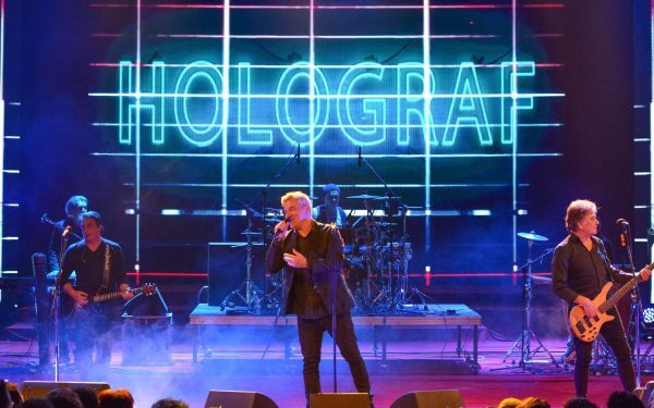Holograf continuă să doarmă scenele, în ciuda tragediei care a lovit formația Trupa de rock românească Holograf a anunțat oficial că toate concertele programate pentru următoarele săptămâni vor avea loc conform planificărilor inițiale, inclusiv cele din Arad, Reșița, Timișoara și Marea Gala de la Sala Palatului din București