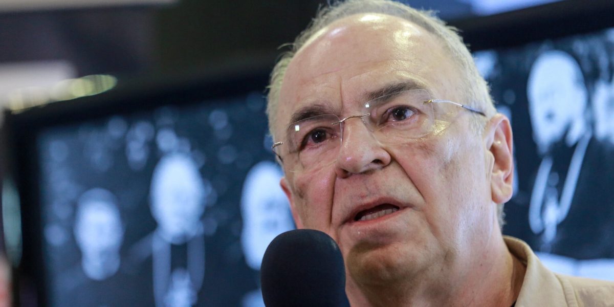 Gabriel Liiceanu critică starea dezastruoasă a relațiilor internaționale și criza economică a României Filozoful Gabriel Liiceanu avertizează asupra stării de criză globală și naționale, afirmând că omenirea se află într-un „ceas al discordiei planetare”, un moment în care încrederea între oameni și națiuni a fost complet compromisă