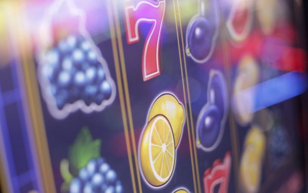 Un peisaj alarmant se conturează în zona urbană a Bucureștiului, unde analiza recentă a publicației Școala9 scoate la iveală amploarea prezenței sălilor de jocuri de noroc în apropierea unităților de învățământ preuniversitar din Capitală