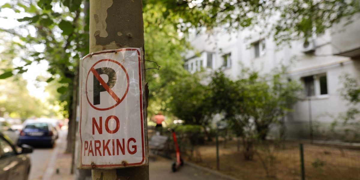 Poliția Locală Sector 1 continuă lupta pentru repararea ordinii în parcări, confiscând 44 de dispozitive improvizate folosite pentru a bloca accesul șoferilor în zonele de reședință