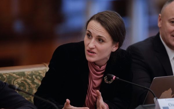 Comisia de politică externă a Camerei Deputaților a convocat-o pe ministrul de externe, Oana Țoiu, pentru o audiere cu privire la modul în care au fost gestionate operațiunile de repatriere a românilor din zonele vulnerabile ale Orientului Mijlociu