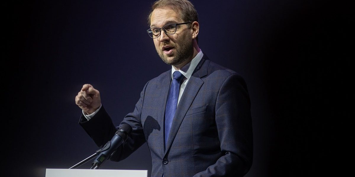 Alianță surprinzătoare între PSD și AUR pentru menținerea Imunității lui Renate Weber? Luni seara, scena politică din România a fost zguduită de declarațiile liderului USR, Dominic Fritz, referitoare la o colaborare neașteptată între Partidul Social Democrat (PSD) și AUR, care, aparent, s-au unit pentru a susține prelungirea mandatului adjunctei Avocatului Poporului, Renate Weber