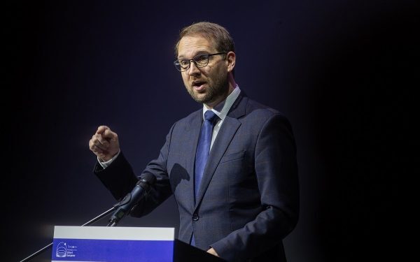 Alianță surprinzătoare între PSD și AUR pentru menținerea Imunității lui Renate Weber? Luni seara, scena politică din România a fost zguduită de declarațiile liderului USR, Dominic Fritz, referitoare la o colaborare neașteptată între Partidul Social Democrat (PSD) și AUR, care, aparent, s-au unit pentru a susține prelungirea mandatului adjunctei Avocatului Poporului, Renate Weber