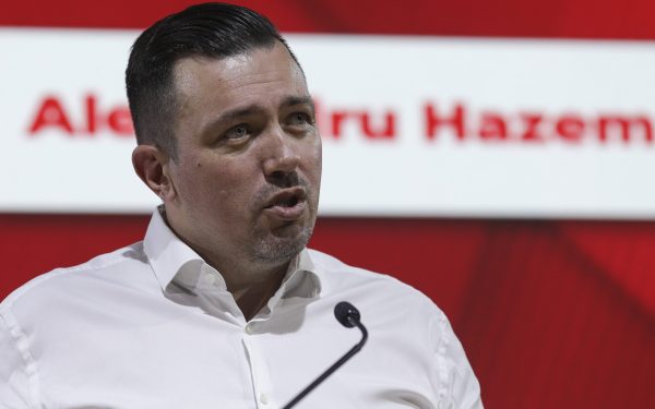 De mai bine de un an, investigația intitulată „Maestrul Sinecurilor”, care expunea modul în care Alexandru Hazem Kansou, președinte interimar al PSD Sector 4, a acumulat venituri uriașe din multiple funcții publice, continuă să fie o sursă de controverse și tensiuni