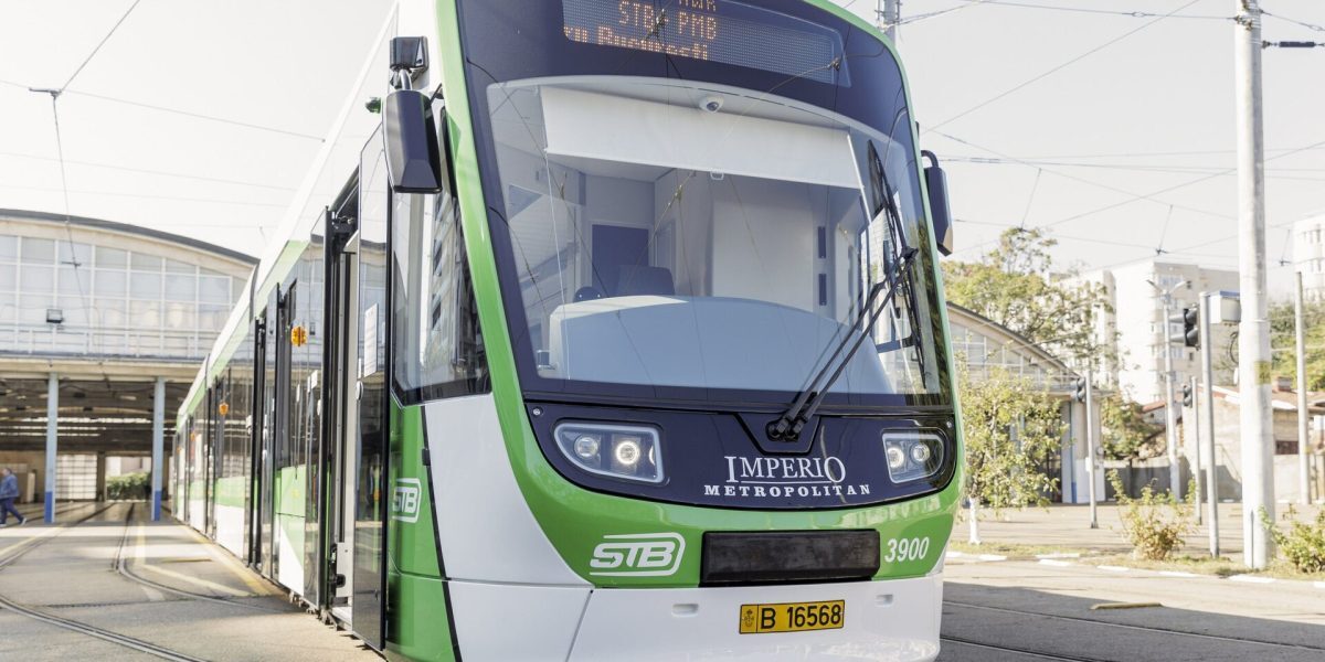 Primăria București plănuiește extinderea și modernizarea flotei de tramvaie în următorii câțiva ani, cu un plan ambițios pentru 2026: achiziționarea a încă 100 de tramvaie noi, de 36 de metri, într-un efort de a îmbunătăți serviciile de transport public din Capitală